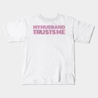 My hysband trusts me Kids T-Shirt